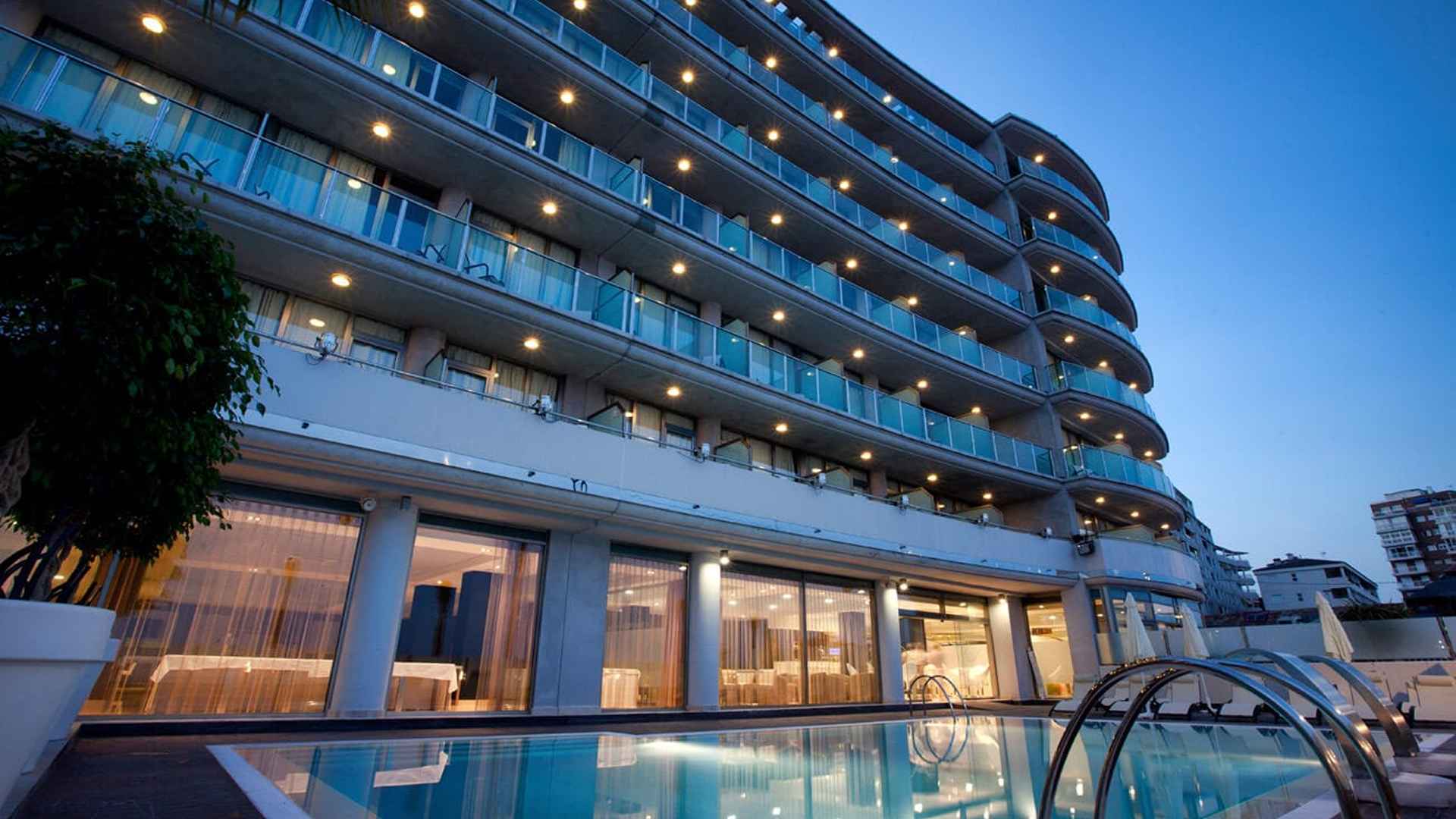 Hotel vista de noche